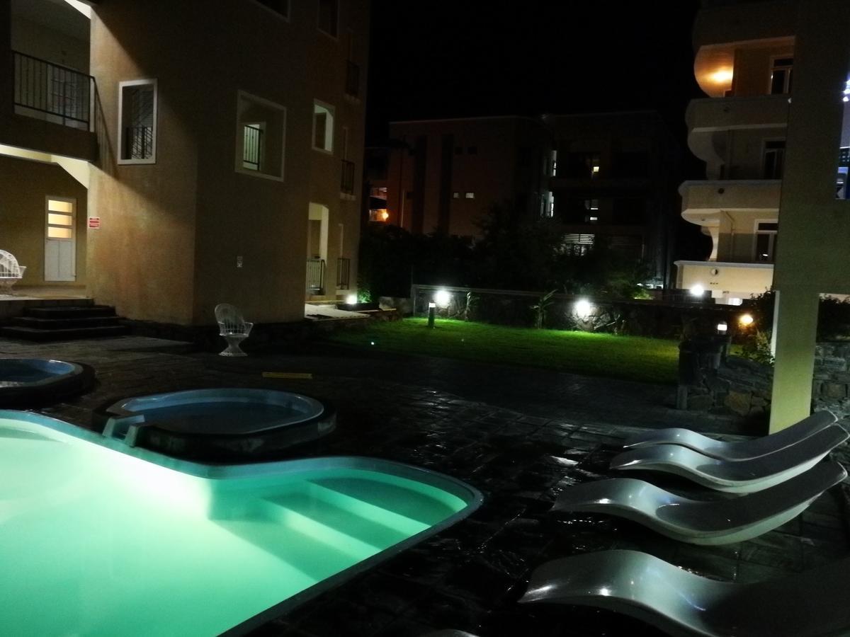 Rayon Vert Bleuphorie Beach Apartment Flic en Flac Bagian luar foto